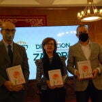 El presidente de la Diputación, Francisco Requejo, junto con la presidenta de la Fundación Leticia Rosino, Inmaculada Andrés, y el director provincial de Educación, Fernando Prada, presentan el libro