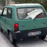 Arturo Vidal conduce su FIAT Panda sobre una calle nevada en Milán.