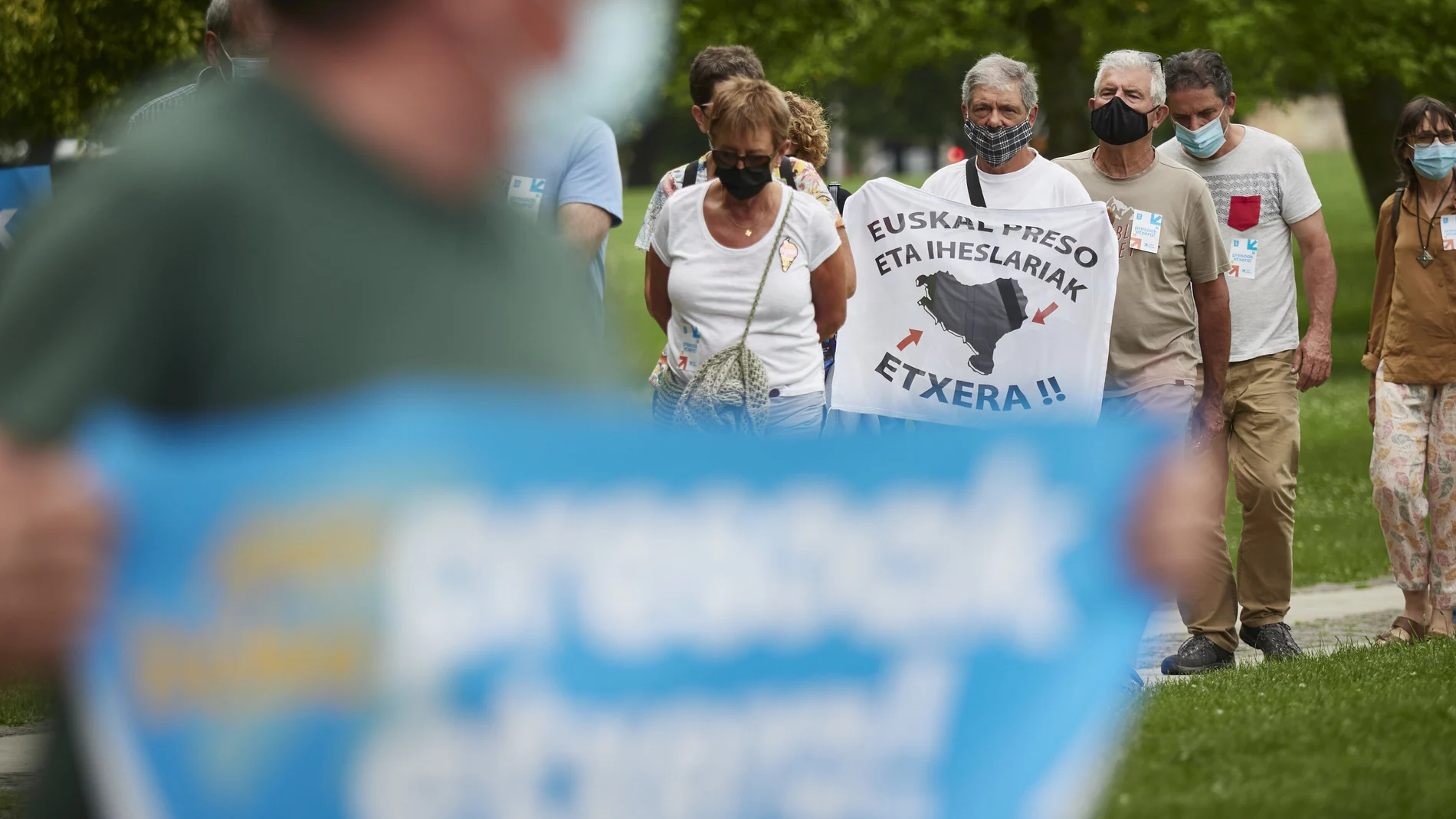 Varias personas durante una manifestación por el fin de la dispersión de los presos de ETA