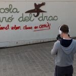 Un operador de TV toma imágenes en la escuela Turó del Drac de Canet de Mar. EFE/Alejandro García
