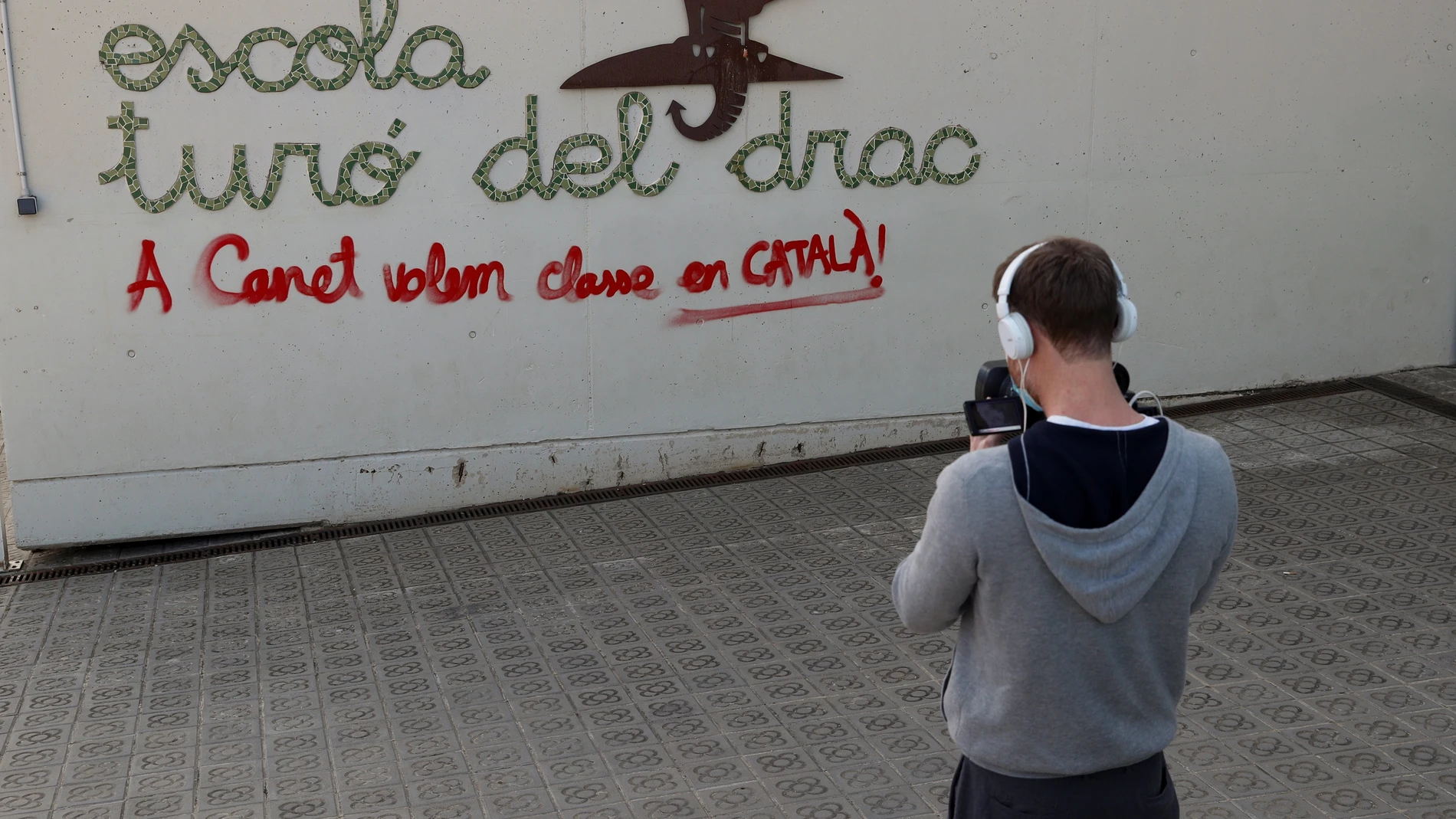 Un operador de TV toma imágenes en la escuela Turó del Drac de Canet de Mar. EFE/Alejandro García