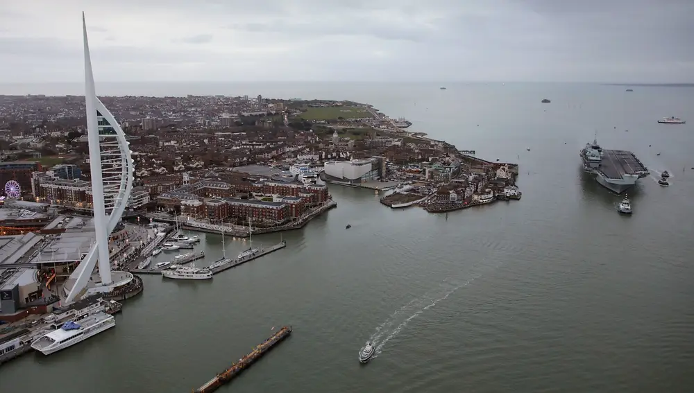 El Queen Elizabeth hace entrada en Portsmouth. En noviembre, un avión F35B Lightning se estrelló en el Mediterráneo después de caer desde el borde de la cubierta de vuelo del portaaviones