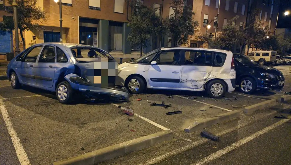 Un turismo colisiona de madrugada contra otros tres vehículos aparcados frente a la delegación de la Junta en Ponferrada