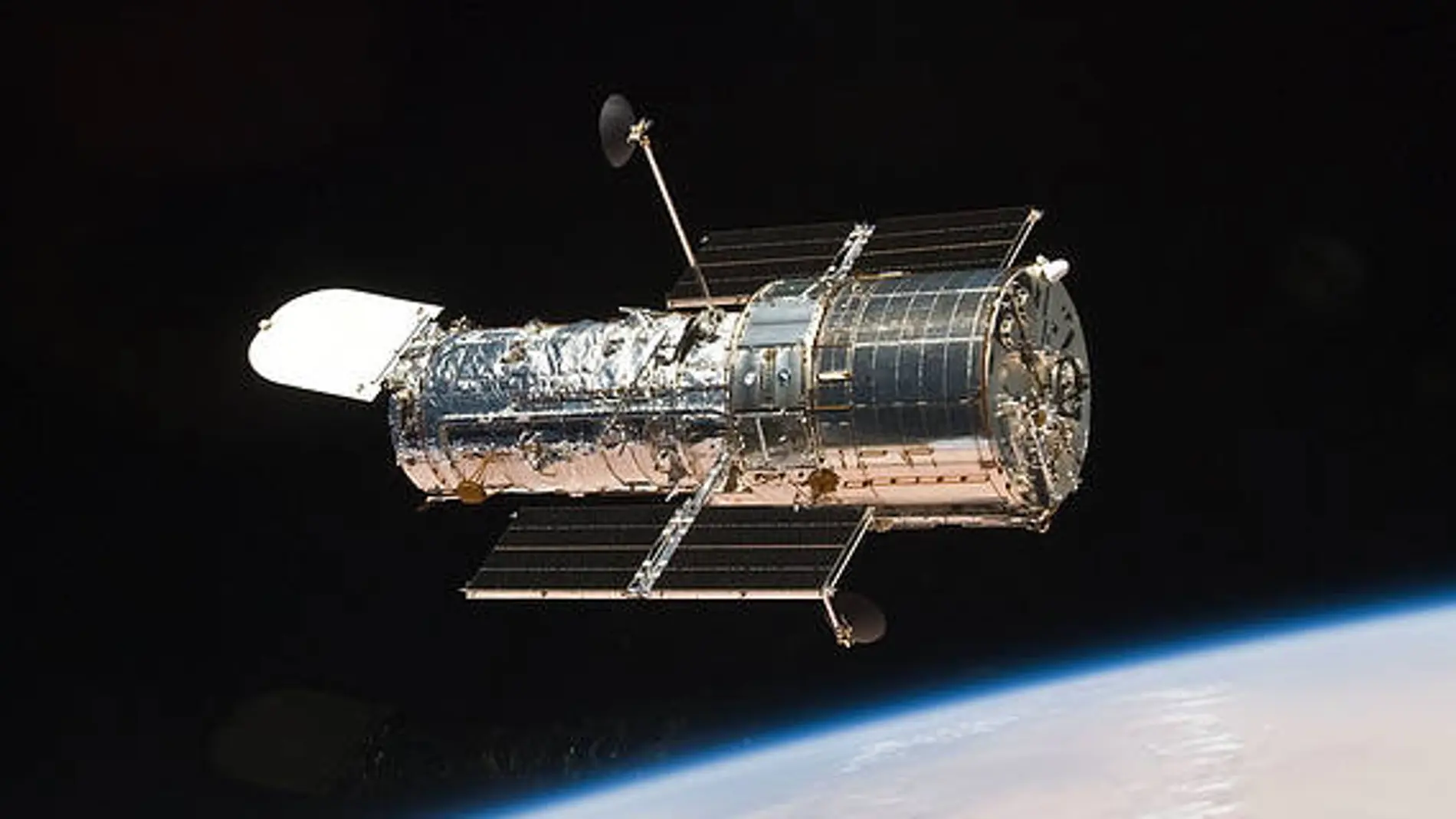 Las 11 toneladas de peso del telescopio Hubble llevan orbitando la Tierra a 593 kilómetros de altura desde 1990.