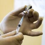 Una sanitaria prepara una vacuna contra la covid-19
