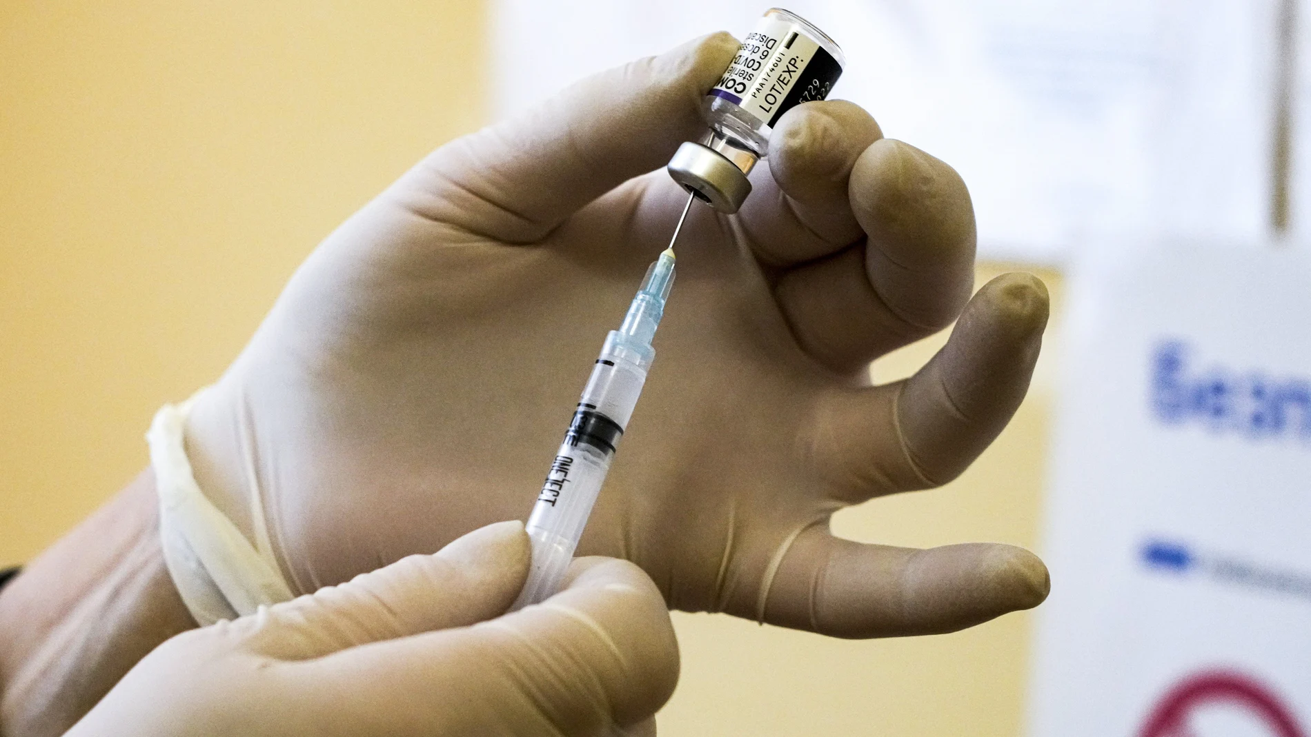 Una sanitaria prepara una vacuna contra la covid-19