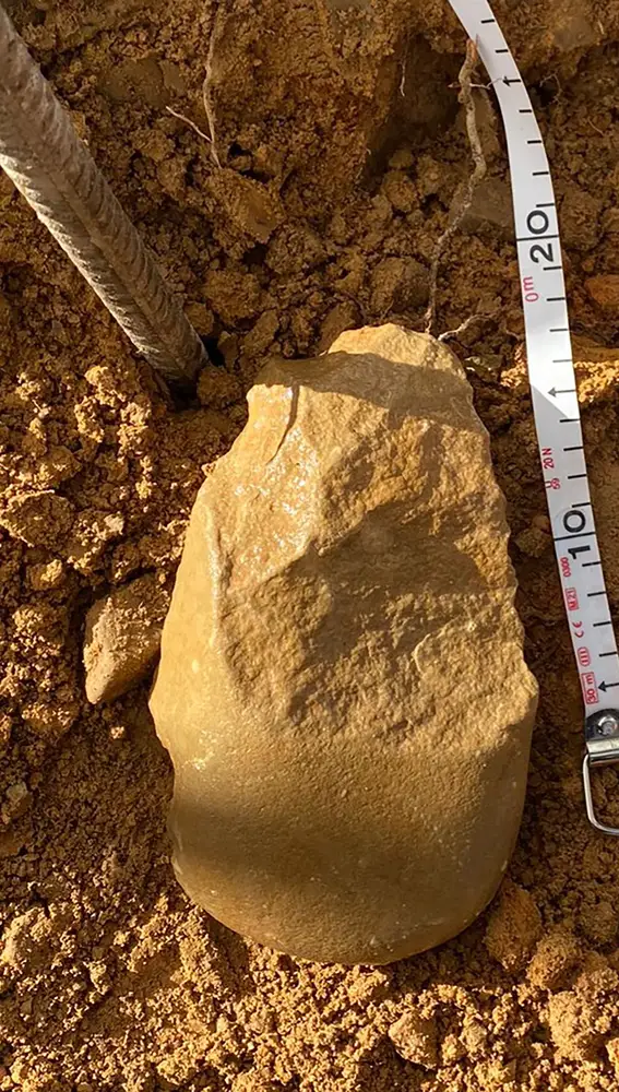 Bifaz descubierto en el yacimiento de Valparaíso (Hortigüela, Burgos)