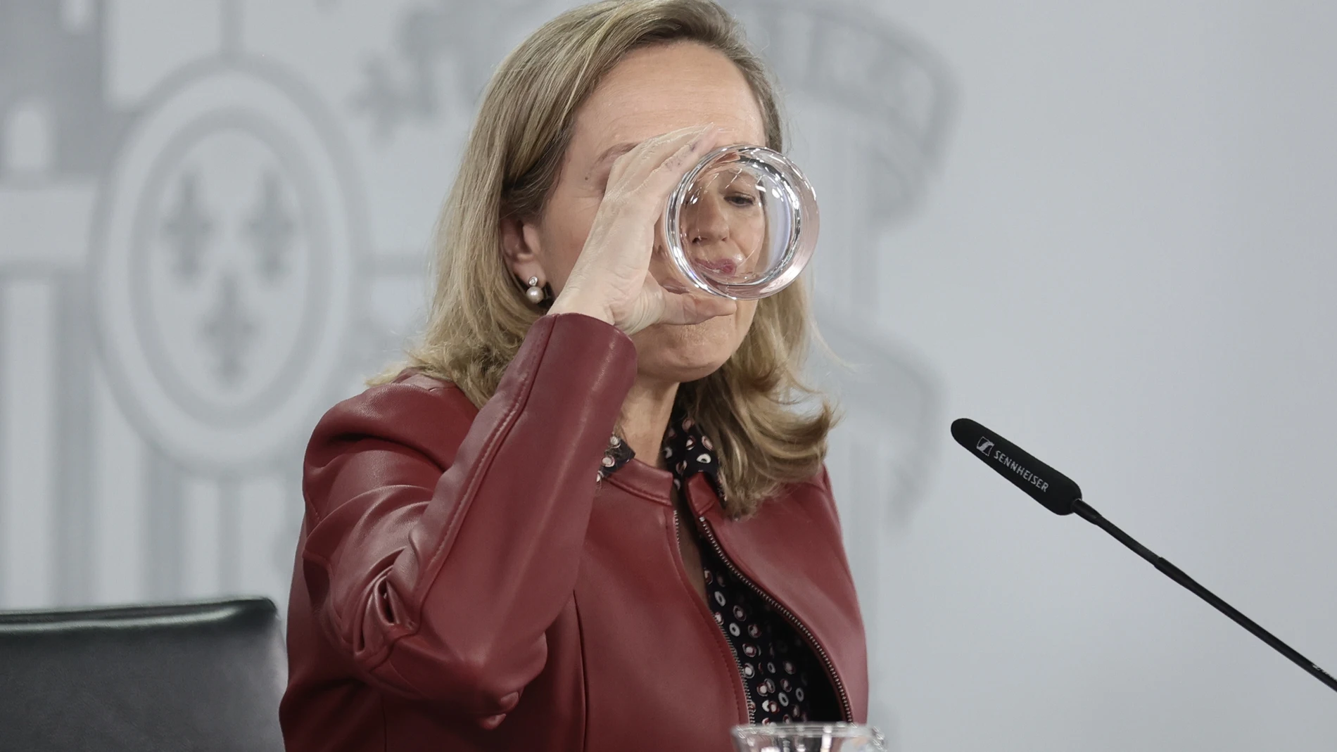 La vicepresidenta primera y ministra de Asuntos Económicos, Nadia Calviño, bebe agua tras una rueda de prensa posterior a una reunión del Consejo de Ministros
