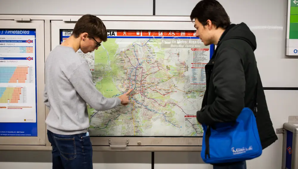 Entrevista a dos de los tres jóvenes que recorrieron en poco mas de 15 horas, todas la red de metro de la Comunidad de Madrid, recorriendo las 252 paradas de las que consta.
