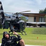 Neymar posa junto a su helicóptero