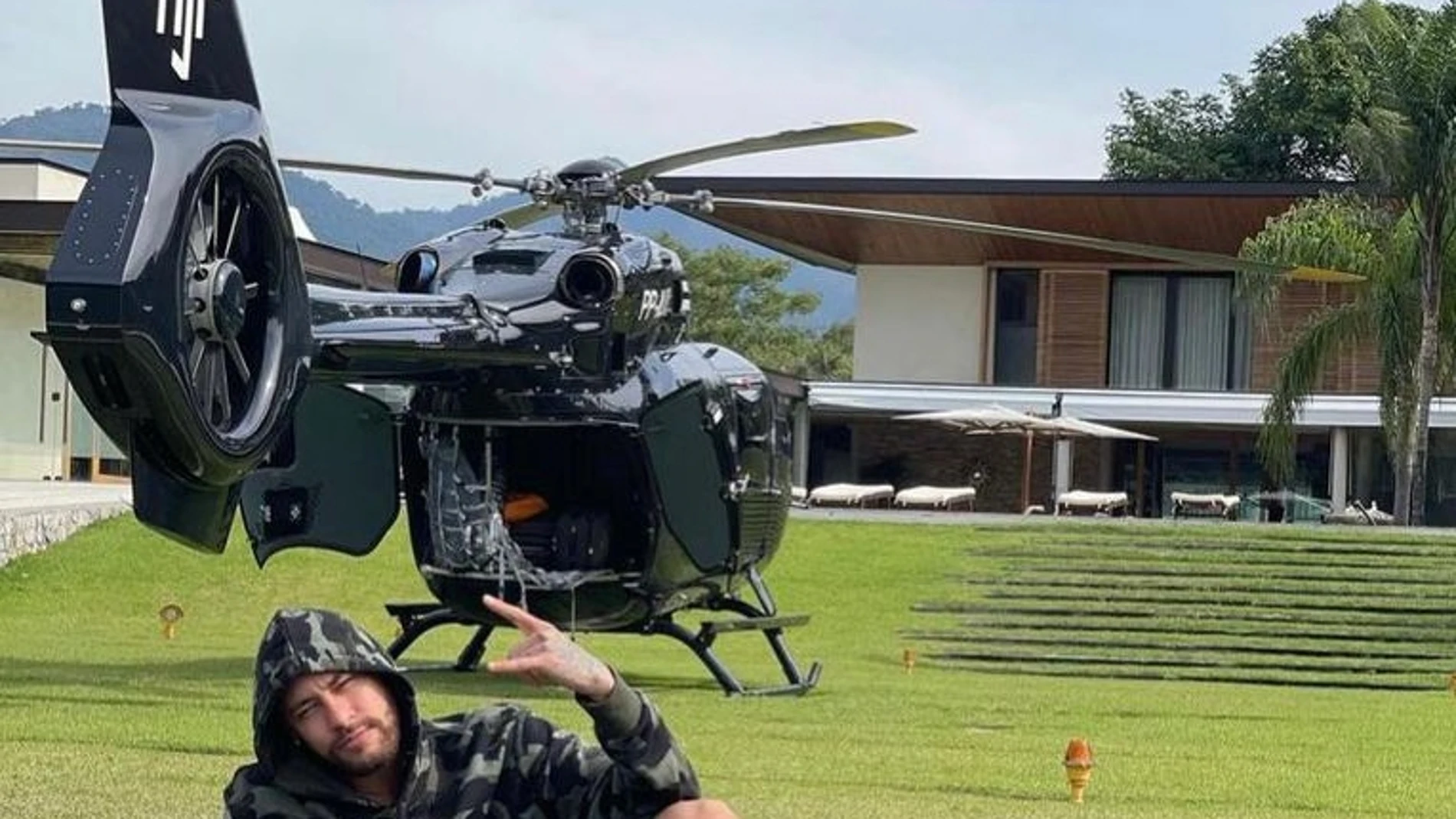 Neymar posa junto a su helicóptero
