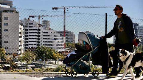 Construcción de viviendas. Edificios. Grúas de obra y parcelas vacías.