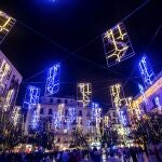 Iluminación navideña instalada en una céntrica plaza de Granada, criticada por el partido político Vox al considerarlas "cruces invertidas". EFE/ Miguel Ángel Molina