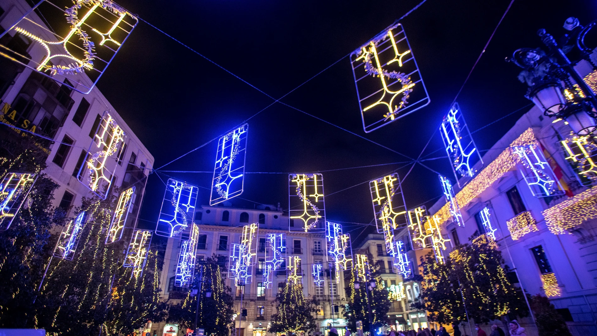 Iluminación navideña instalada en una céntrica plaza de Granada, criticada por el partido político Vox al considerarlas "cruces invertidas". EFE/ Miguel Ángel Molina