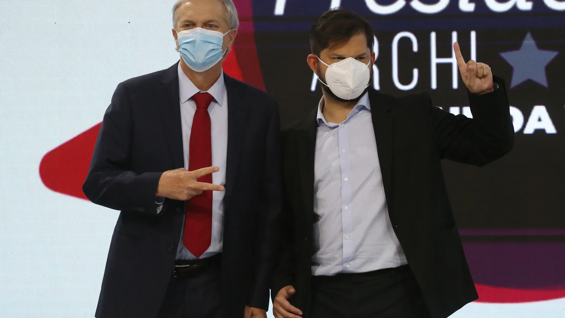Los candidatos a la presidencia de Chile, el ultraderechista José Antonio Kast, del Partido Republicano, y el ex líder estudiantil de izquierda Gabriel Boric, del Frente Amplio, en un debate presidencial