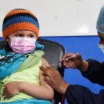 Estefany Maraza, de 5 años, recibe una dosis de la vacuna Sinopharm contra la COVID-19 en La Paz, Bolivia