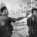 1968: Un oficial de policía ejecuta a un presunto miembro del Viet Cong.
