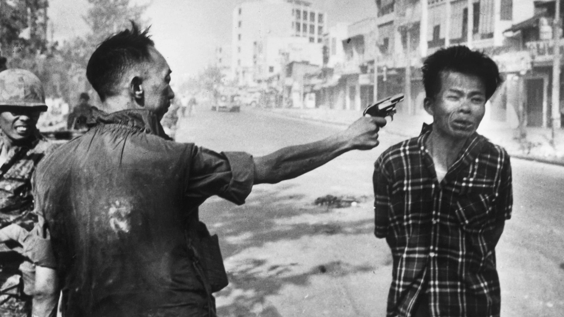 1968: Un oficial de policía ejecuta a un presunto miembro del Viet Cong.