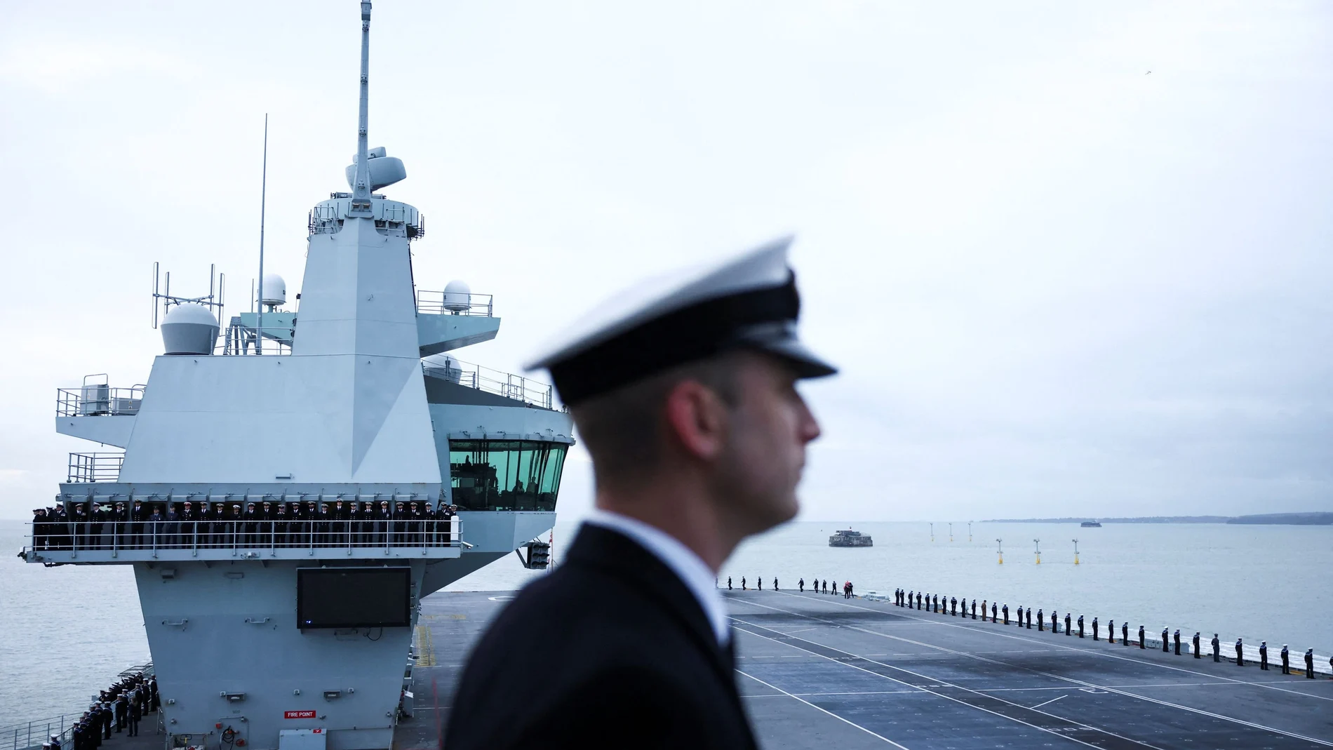 Oficial de la Royal Navy a su llegada a Reino Unido
