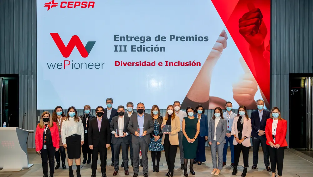 Imagen de los galardonados en los premios WePioneer de Cepsa, que reconocen las buenas prácticas de sus proveedores en criterios ESG