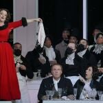 Ruth Iniesta, de rojo y en el papel de Musetta, en la nueva versión de «La Bohème» que estrenará mañana el Teatro Real