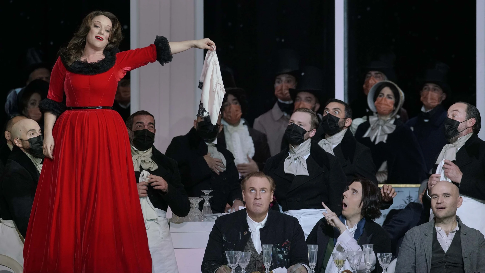 Ruth Iniesta, de rojo y en el papel de Musetta, en la nueva versión de «La Bohème» que estrenará mañana el Teatro Real