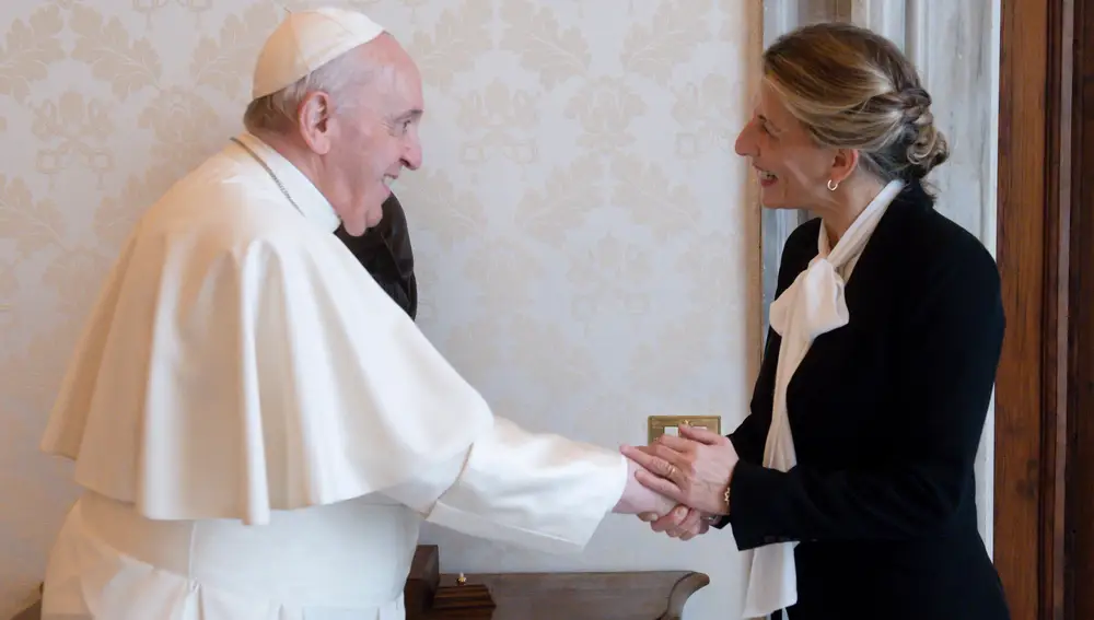 Yolanda Díaz saluda al Papa Francisco