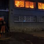 Un incendio afecta a productos almacenados de una nave inactiva de Xirivella