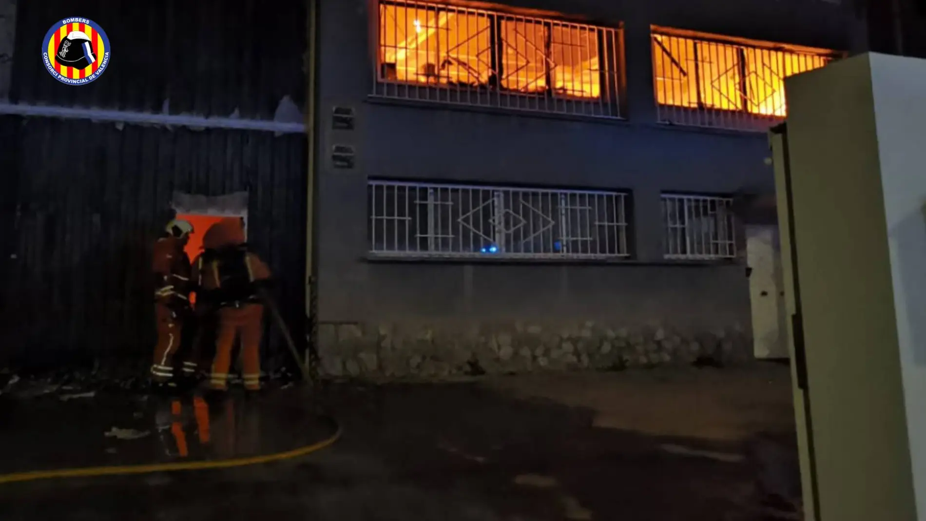 Un incendio afecta a productos almacenados de una nave inactiva de Xirivella