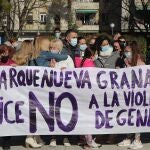 Asociaciones, vecinos, trabajadores y residentes se concentraron en repulsa del crimen machista. EFE/Pepetorres