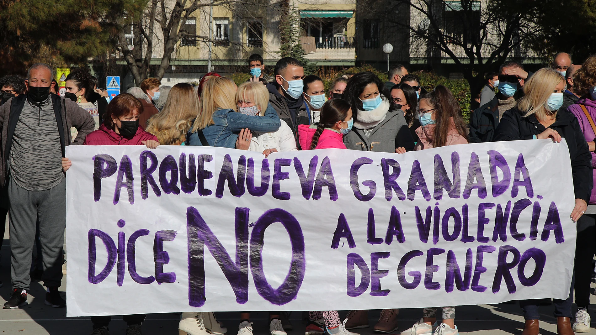 Asociaciones, vecinos, trabajadores y residentes se concentraron en repulsa del crimen machista. EFE/Pepetorres