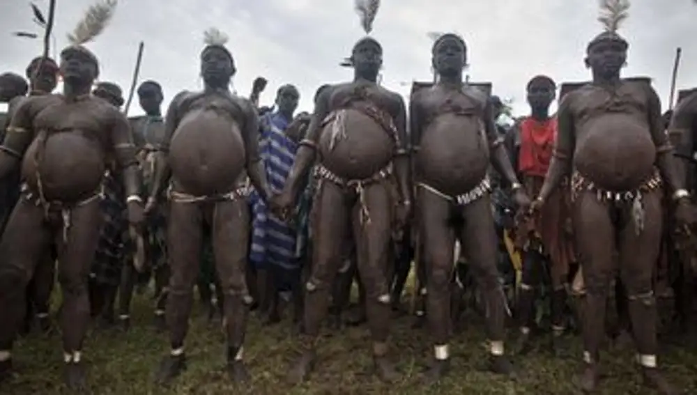 Padre collar hélice Así son los Bodi, la tribu de África que celebra la obesidad y convierte en  su rey al hombre más gordo