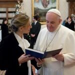 El Papa Francisco ojea las páginas de un ejemplar de Follas Novas de Rosalía de Castro entregado por la vicepresidenta segunda y ministra de Trabajo, Yolanda Díaz, en su visita al Vaticano