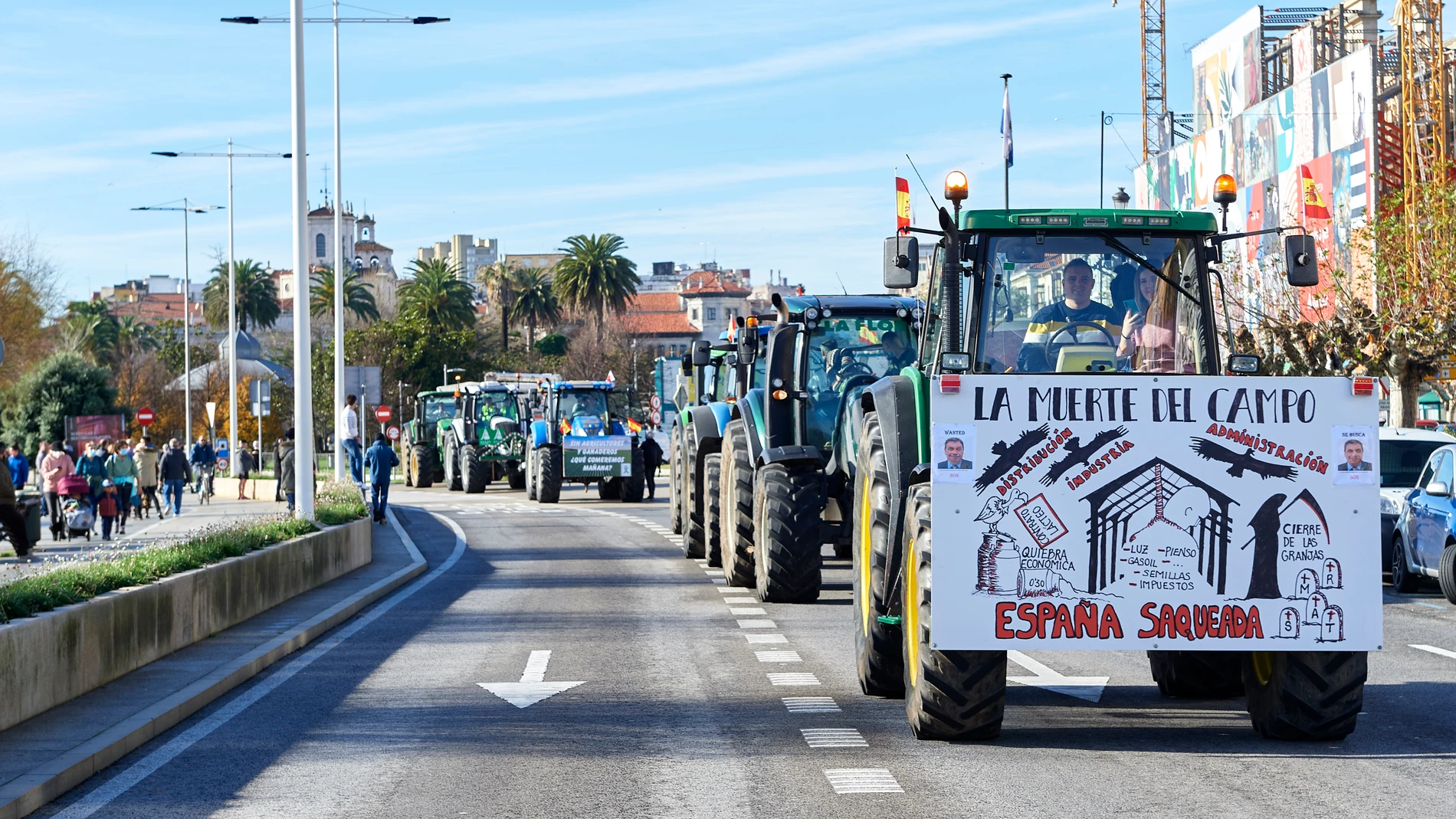 Varios tractores circulan por una carretera en una manifestación de profesionales de la ganadería, en Santander