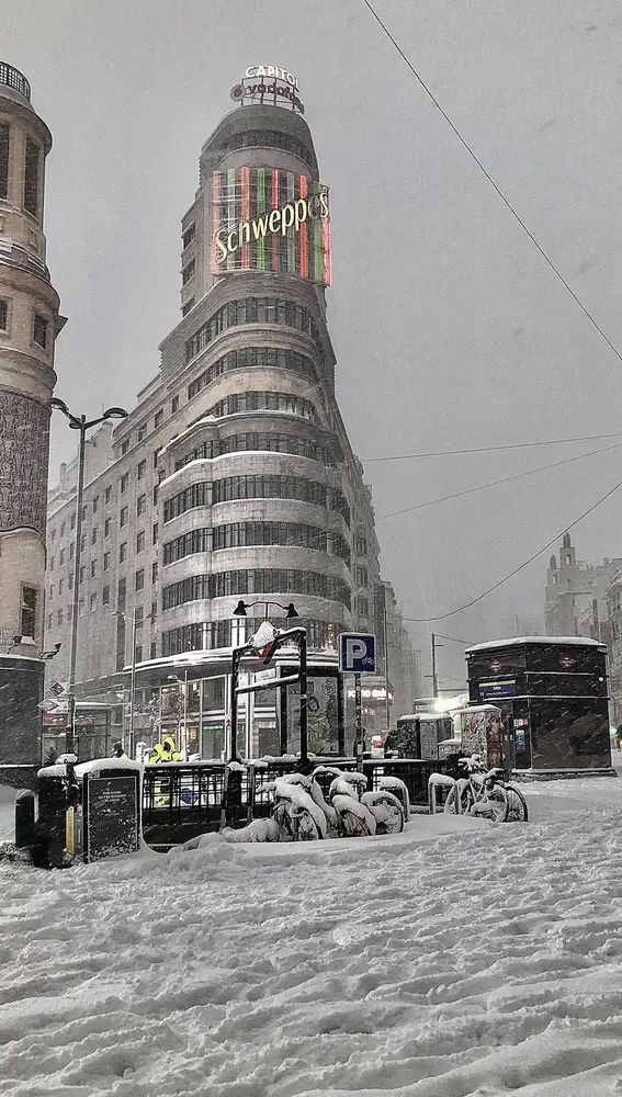 La Gran Vía madrileña y la plaza de Callao, cubiertas de nieve fotografiada por Javier Lagar