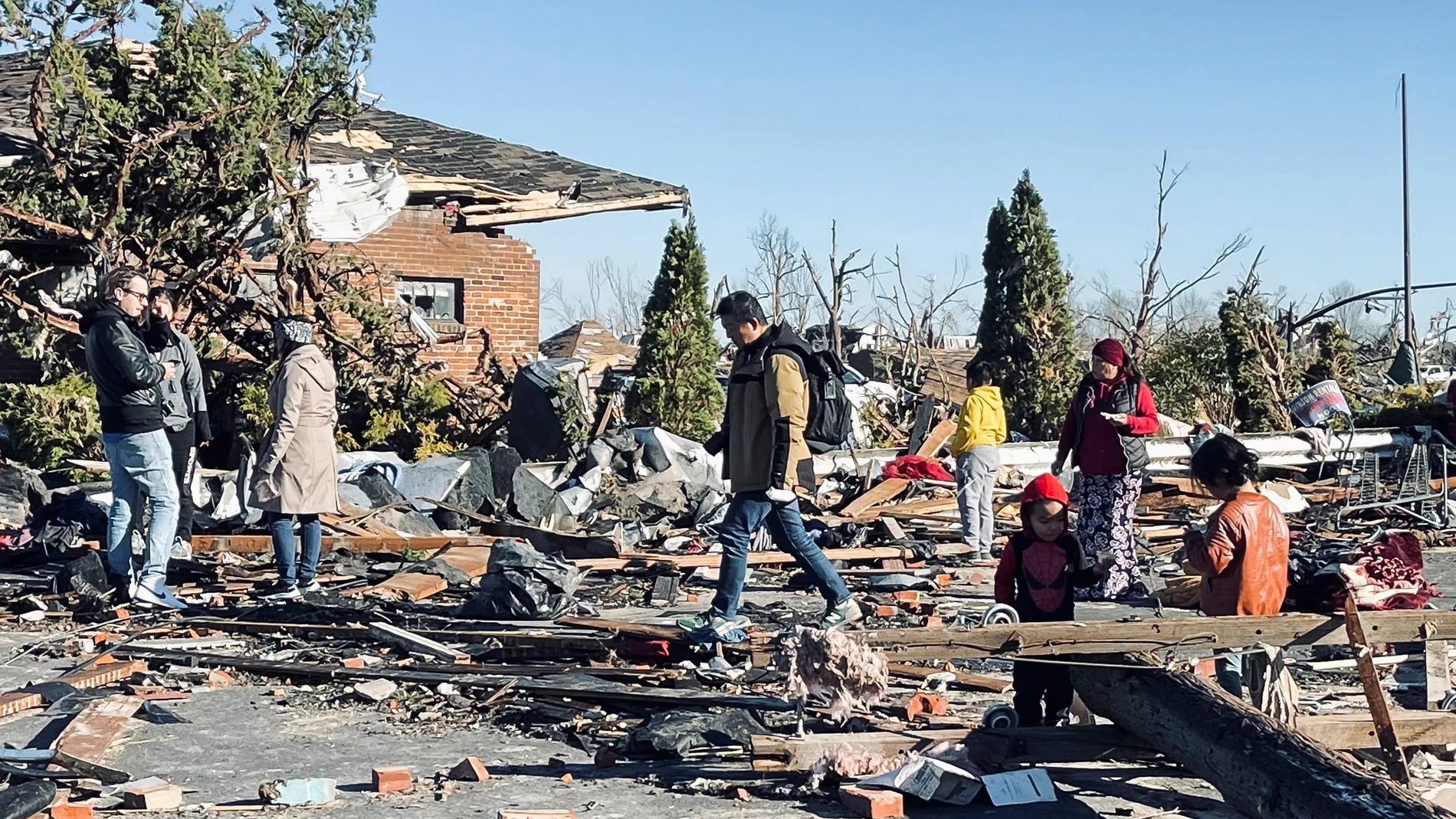 Vecinos de Mayfield, el epicentro de los tornados de Kentucky y donde se concentran el mayor número de fallecidos