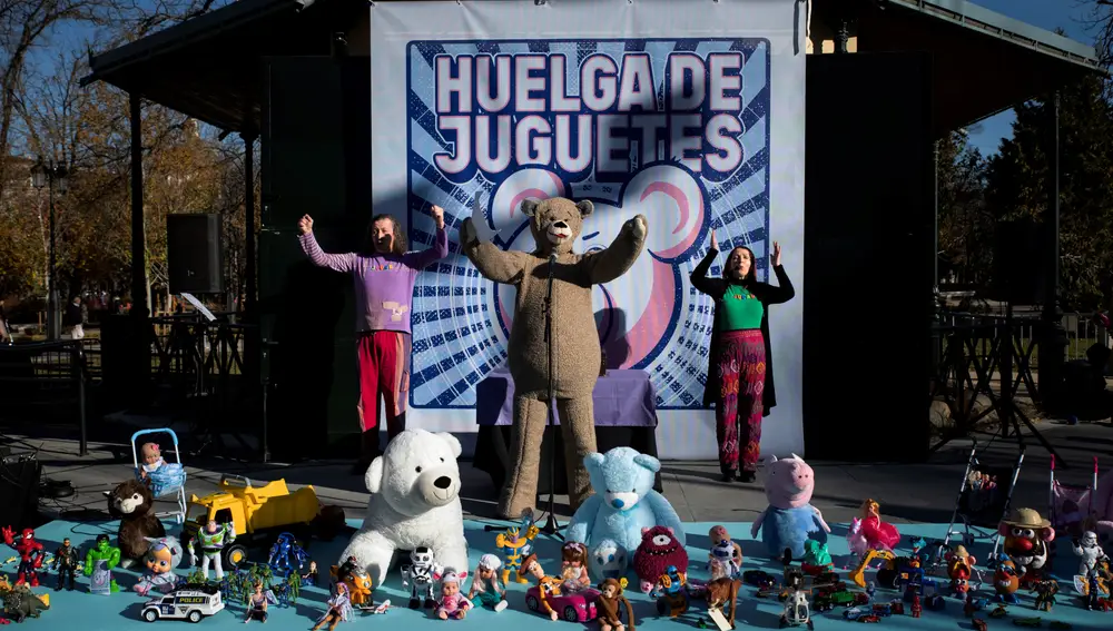 El parque del Retiro de Madrid acoge este domingo una huelga simbólica de juguetes para sensibilizar sobre el sexismo en los juguetes. EFE/ Luca Piergiovanni