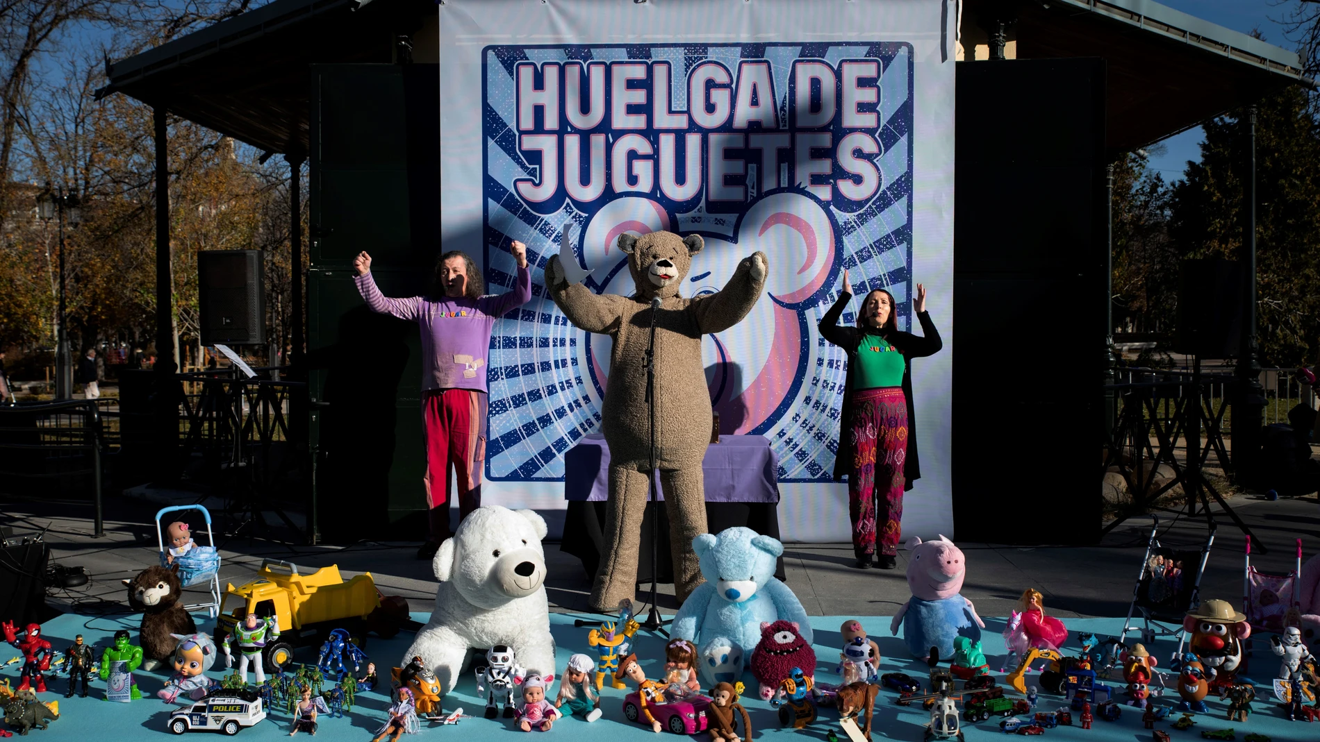El parque del Retiro de Madrid acoge este domingo una huelga simbólica de juguetes para sensibilizar sobre el sexismo en los juguetes. EFE/ Luca Piergiovanni
