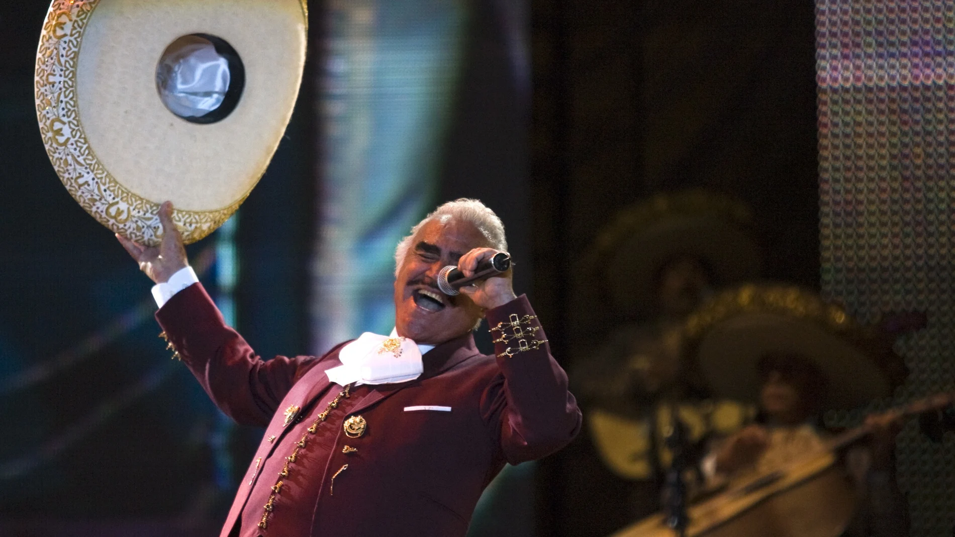 Vicente Fernández durante el concierto en el Zócalo de la Ciudad de México el 14 de Febrero de 2009. (Foto AP/Claudio Cruz(