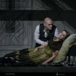 Michael Fabiano y Ermonela Jaho interpretan a Rodolfo y Mimì en la producción de «La Bohème» del Teatro Real, con funciones hasta el 4 de enero de 2022