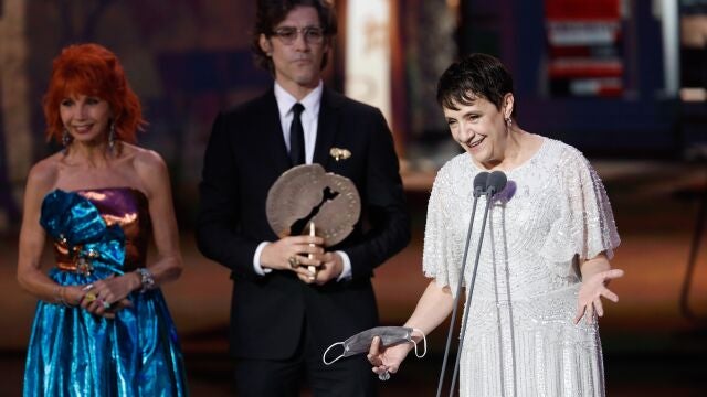 La actriz Blanca Portillo recibe el Premio Forqué a Mejor Interpretación Femenina en cine, por su papel en "Maixabel", durante la gala de entrega de los Premios Forqué, en su vigésimo séptima edición, hoy sábado en el Palacio Municipal de Ifema, en Madrid.