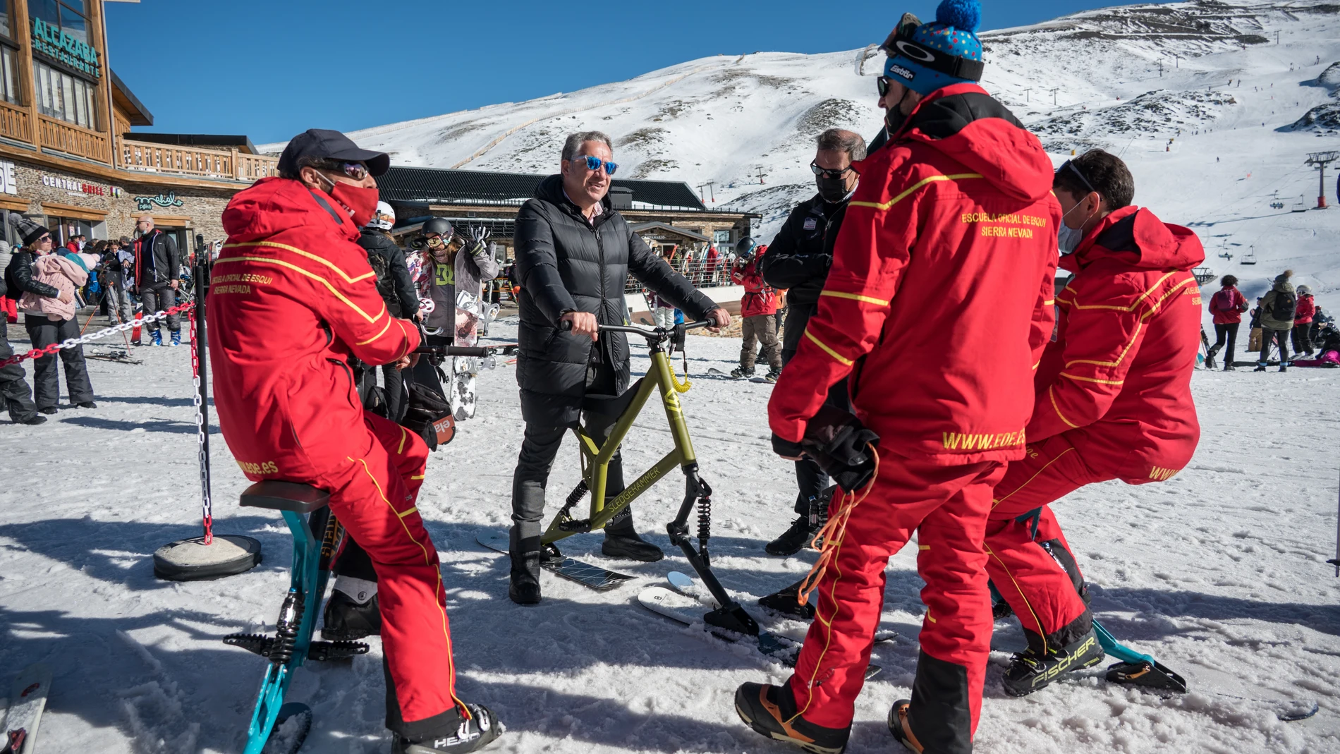 El consejero de la Presidencia, Administración Pública e Interior, Elías Bendodo, durante la visita a las instalaciones de Cetursa en Sierra Nevada. Álex Cámara / Europa Press