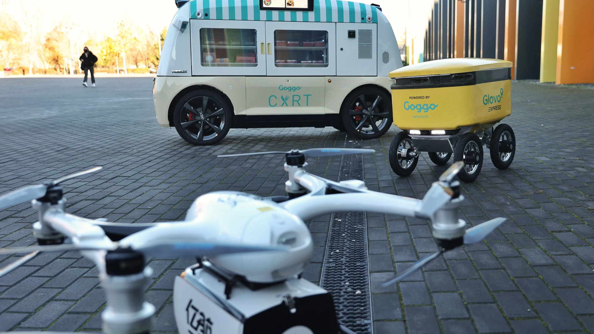 Robot autónomo de entregas y un dron logístico para envíos