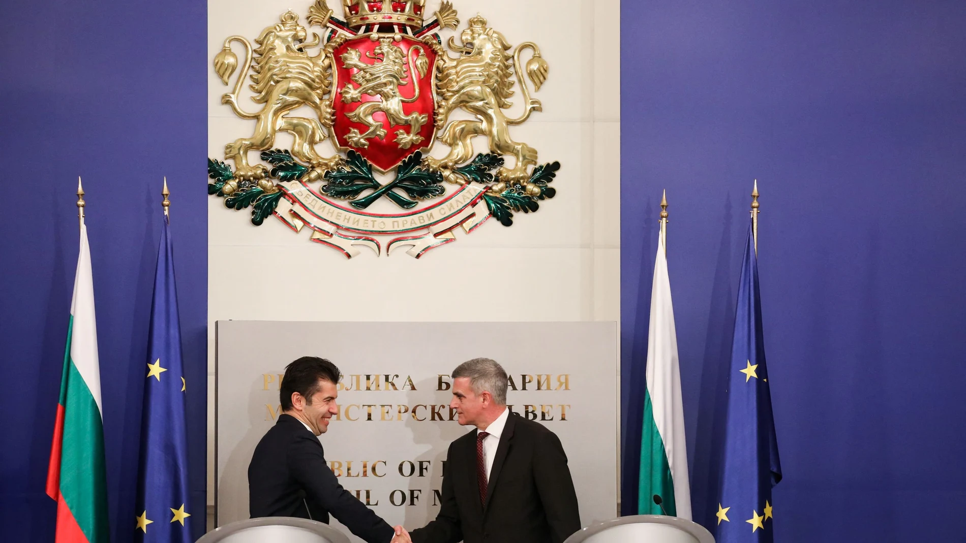 Kiril Petkov, primer ministro electo de Bulgaria, recibe el relevo del actual jefe de Gobierno en funciones, Stefan Yanev
