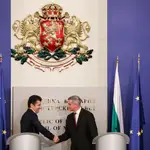 Kiril Petkov, primer ministro electo de Bulgaria, recibe el relevo del actual jefe de Gobierno en funciones, Stefan Yanev