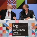 El consejero de Agricultura, Ganadería y Desarrollo Rural, Jesús Julio Carnero, conversa con el presidente de la Diputación de Zamora, Francisco José Requejo, durante la presentación de la Feria Internacional del Queso (Fromago)