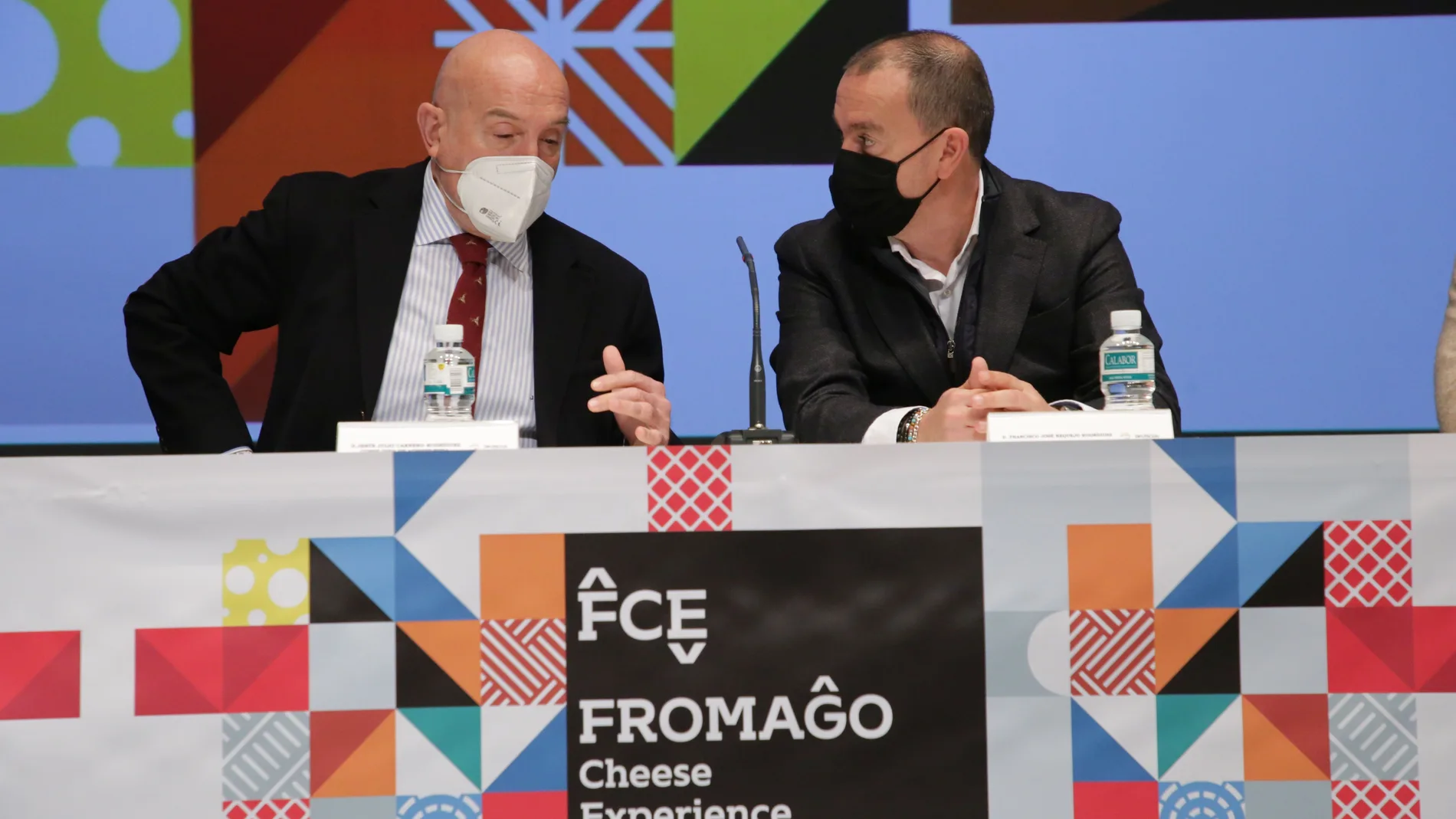 El consejero de Agricultura, Ganadería y Desarrollo Rural, Jesús Julio Carnero, conversa con el presidente de la Diputación de Zamora, Francisco José Requejo, durante la presentación de la Feria Internacional del Queso (Fromago)