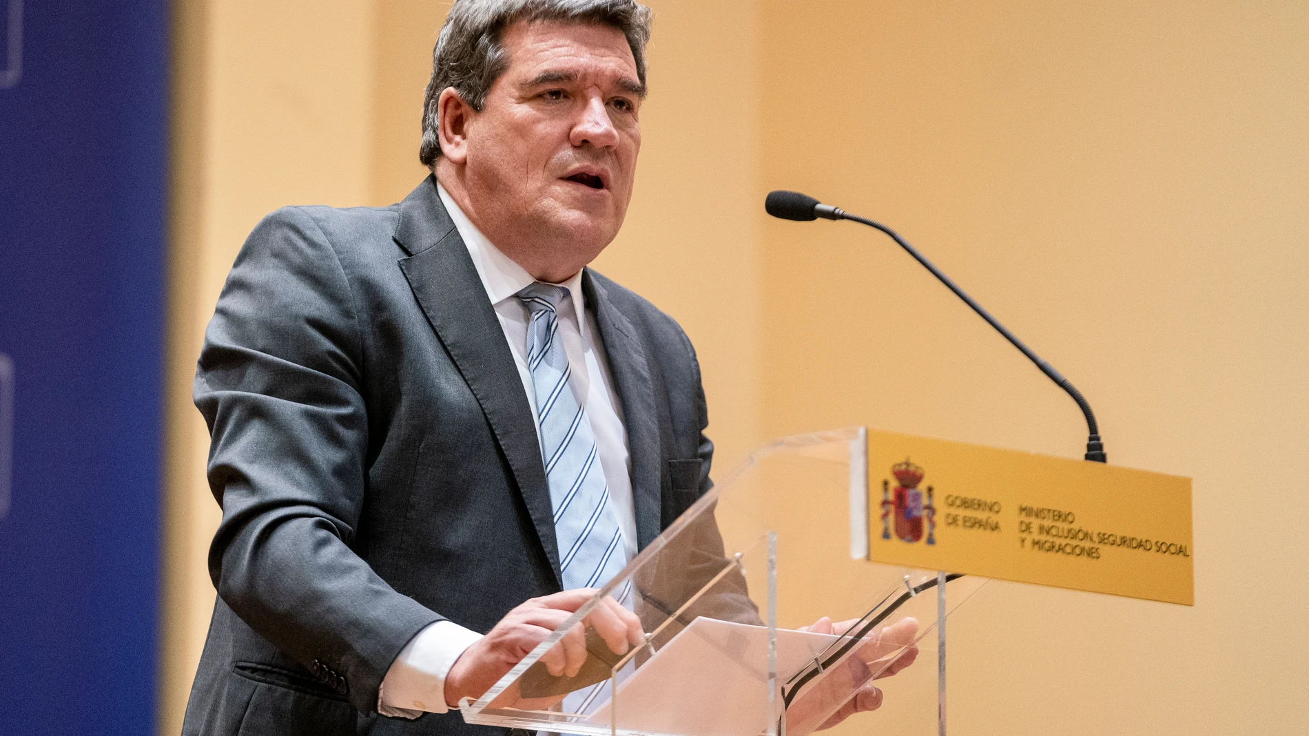 El ministro de Inclusión, Seguridad Social y Migraciones, José Luis Escrivá, interviene en el acto de presentación de la exposición "Sueños de ayer y de hoy... sueños en el mar", a 13 de diciembre de 2021, en Madrid, (España)