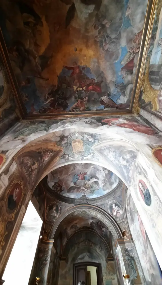 Otra vista de las pinturas murales del Oratorio