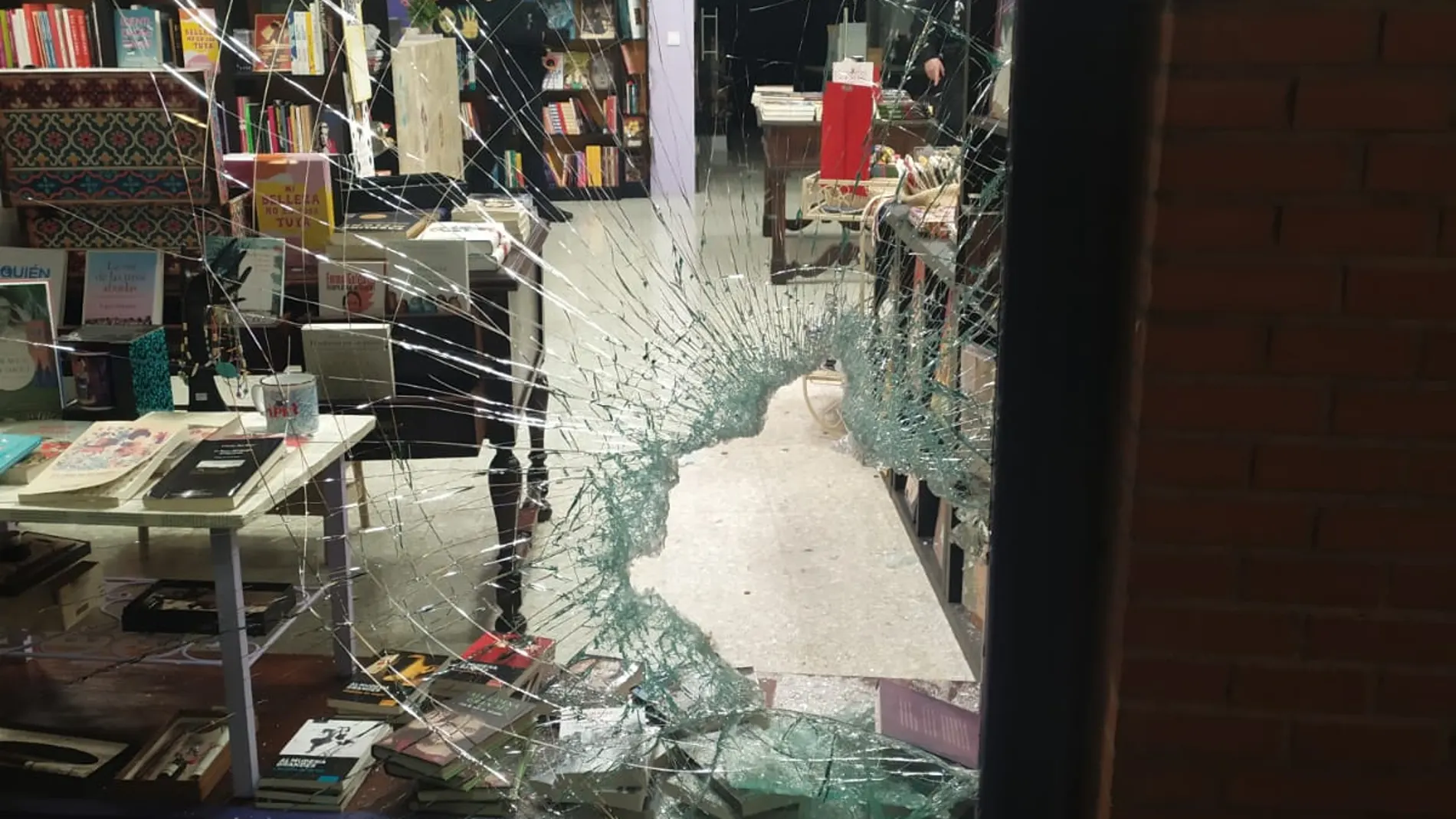 Imagen del destrozo compartida en Twitter por las propietarias de la librería